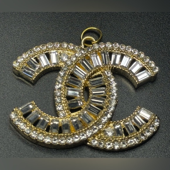 CHANEL PENDANT CLEAR CRYSTAL ON GOLD - Picture 5 of 17